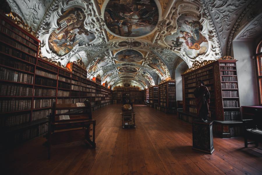 Bibliothek in Prag, Tschechien Rundreise