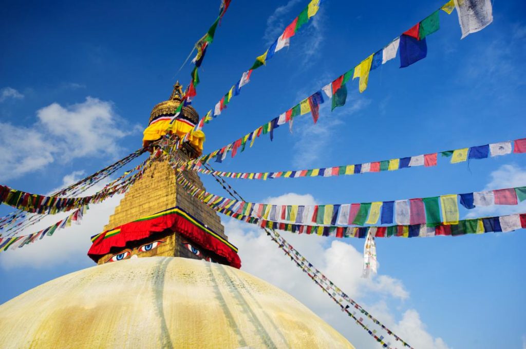 Stupa mit Gebetsfahnen, Nepal
