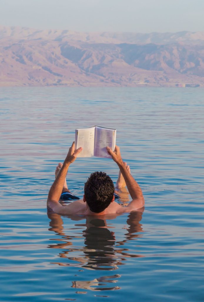 Zeitung lesen im Toten Meer